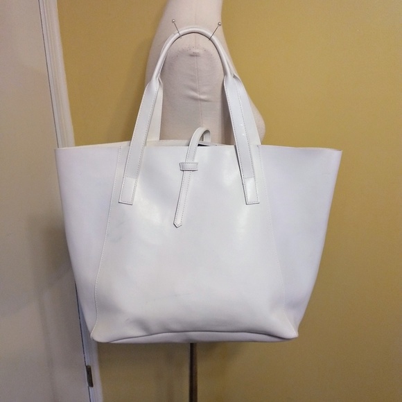 Saks Fifth Avenue Handbags - Saks Fifth Ave XL tote bag